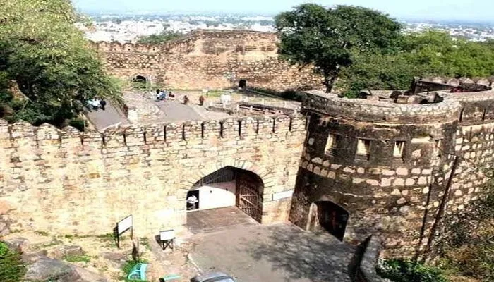 झांसी: किले से फसाड लाइटें चुराने वालों की धरपकड़ में जुटी पुलिस