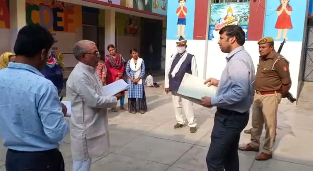 रामपुर: शिशु सदन पर डीएम का छापा, 12 कर्मचारी मिले नदारद