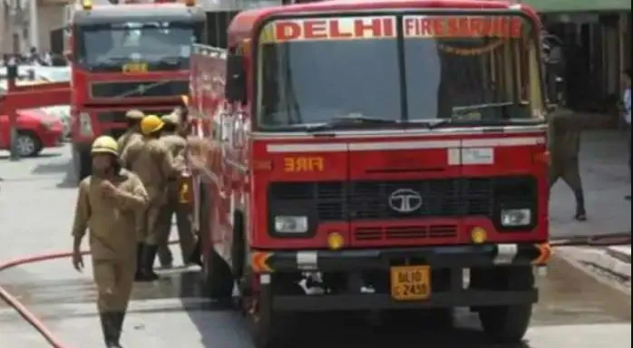 दिल्ली: नांगलोई में एलपीजी सिलेंडर में आग लगने से चार लोग झुलसे