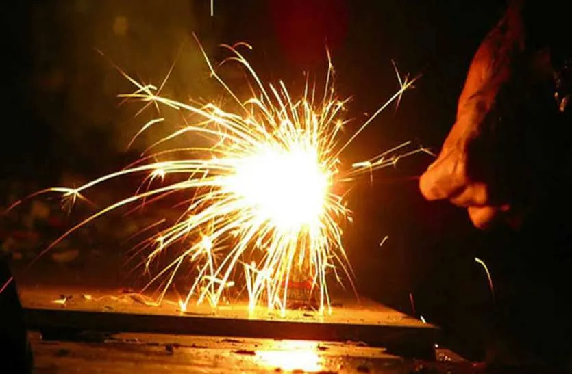 बरेली: दिवाली पर फूटे खुशियों के बम, पूजे गए लक्ष्मी-गणेश