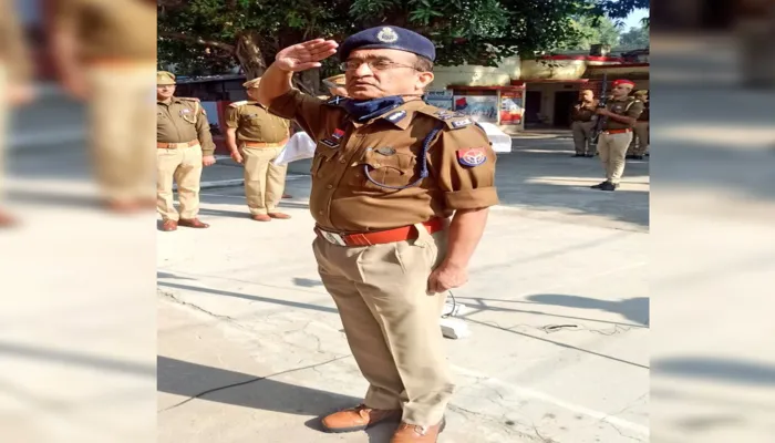 अयोध्या: पुलिस झंडा दिवस पर पुलिस महानिरीक्षक ने परिक्षेत्रीय कार्यालय में किया ध्वजारोहण