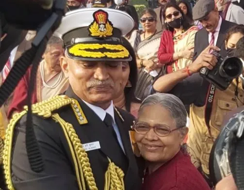 एडमिरल हरि कुमार बने नए नौसेना प्रमुख, सबके सामने मां के पैर छूकर लिया आशिर्वाद