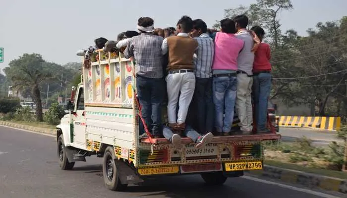 अयोध्या: रात की सर्द हवाएं भी न हिला सकी परिक्रमार्थियों के हौसले, 10-12 घंटे में पूरी कर ली परिक्रमा