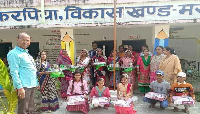 बाराबंकी: परिषदीय विद्यालयों में हुआ धनतेरस का आयोजन, रसोइयों को उपहार देकर किया गया सम्मानित