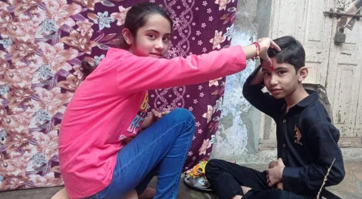 पीलीभीत: बहनों ने तिलक लगाकर की दीर्घायु की कामना, भाईयों ने सुरक्षा वचन के साथ दिए उपहार