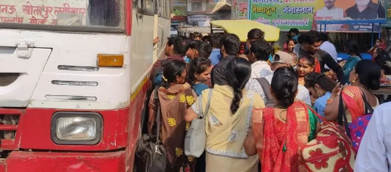 पीलीभीत में आफत का सफर: बहनों की भीड़ के आगे कम पड़ गए रोडवेज के इंतजाम, वसूले मनमाने दाम
