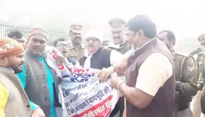 लखनऊ: प्रजापति समाज में दिखा आक्रोश, विधानसभा का घेराव कर सरकार के खिलाफ की नारेबाजी