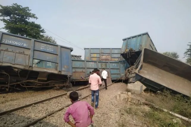 जौनपुर में बड़ा हादसा: मालगाड़ी के 21 डिब्बे पटरी से उतरे, तमाम ट्रेने प्रभावित, गार्ड-लोकोपायलट सुरक्षित