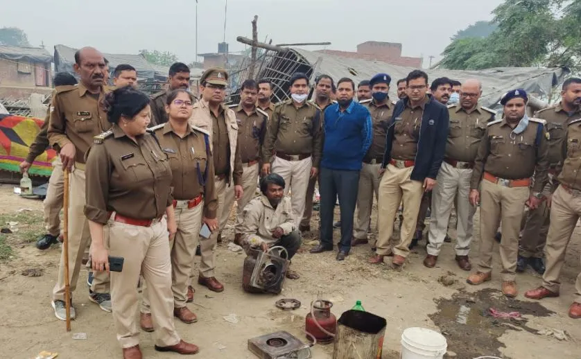बदायूं: आबकारी आयुक्त के निर्देश पर चला छापामारी अभियान, कई दबोचे, तोड़ीं भट्ठियां