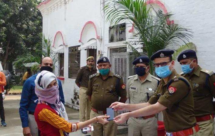 बरेली: दीवाली पर एसएसपी का तोहफा, लोगों को वापस किए 30 लाख रुपए के फोन