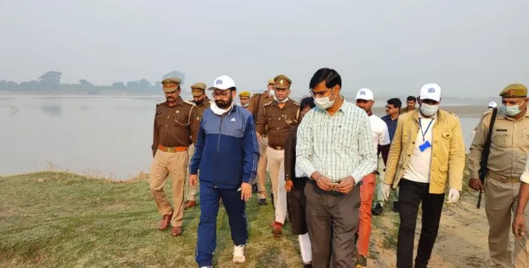 खबर का असर: राम गंगा घाट पहुंचे वन विभाग के अधिकारी, सफाई के दिए निर्देश