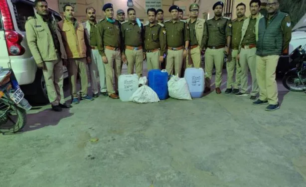 बरेली: मढ़ीनाथ से 12 लीटर अवैध शराब के साथ 65 लीटर स्प्रिट बरामद, खाली बोतल और ढक्कन सील करने का यंत्र भी मिला, एफआईआर