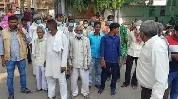 बरेली: प्रधान के घर हिस्ट्रीशीटर ने की फायरिंग, गांव वालों ने एसएसपी कार्यालय का किया घेराव, बोले- जान से मारने की धमकी मिली है