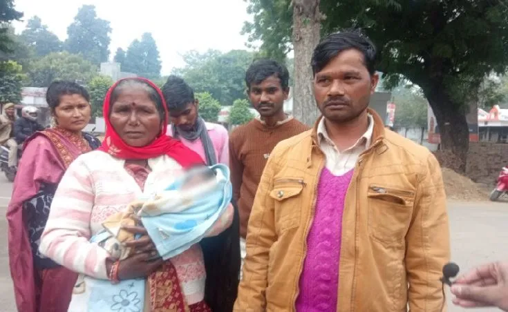 बरेली: एक ही अस्पताल में दो नवजात बच्चों की मौत, शव लेकर एसएसपी कार्यालय पहुंचे परिजन