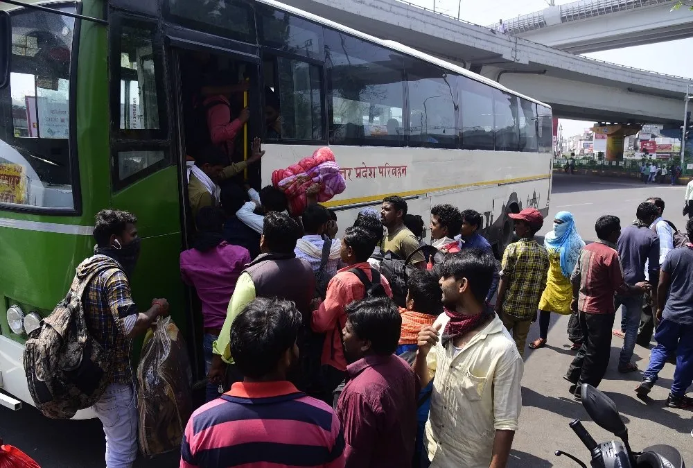 त्योहार के मौके पर पूर्वांचल जाने वालों की उमड़ी भीड़, सीट के लिए मारा-मारी करते दिखे यात्री