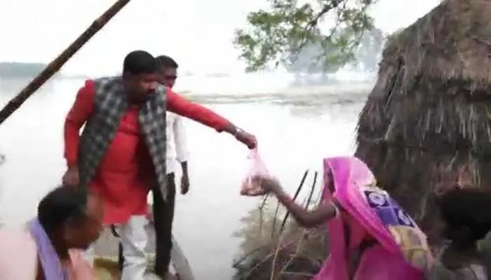 हरदोई: बाढ़ प्रभावित ग्रामीणों को सूरज सिंह सोमवंशी लगातार पहुंचा रहे राहत सामग्री
