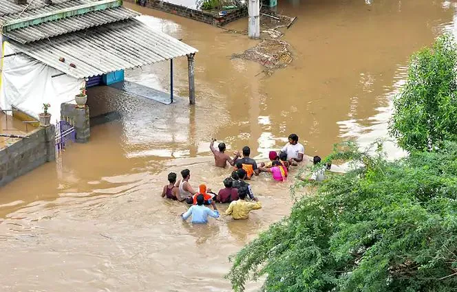 आंध्र प्रदेश में भारी बारिश से तबाही, अब तक 25 लोगों की मौत, 17 लापता