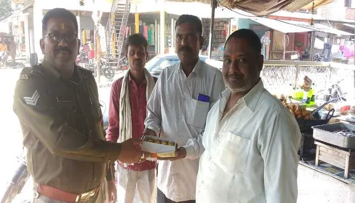 बाराबंकी: बेटी के जन्म पर बांटी मिठाई, कन्या भ्रूण हत्या जैसी कुत्सित बुराई को हटाने का दिया संदेश