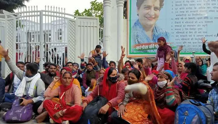 लखनऊ: राजस्थान से आये बेरोजगारों ने फिर घेरा कांग्रेस मुख्यालय, प्रियंका से मुलाकात करने पर अड़े