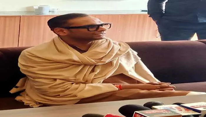 बाराबंकी: प्रेस कांफ्रेंस में अलग अंदाज में नजर आए भाजपा किसान मोर्चा के प्रदेश मंत्री