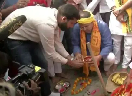 छठ पूजा के लिए भाजपा सांसद ने तोड़े डीडीएमए के दिशानिर्देश, घाट पर की पूर्जा