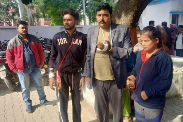 मुरादाबाद: बारात में छेड़छाड़ के विरोध पर मारपीट, 1.20 लाख की नकदी और जेवर लूटे, दूल्हे के मामा की दांत से काटी उंगली