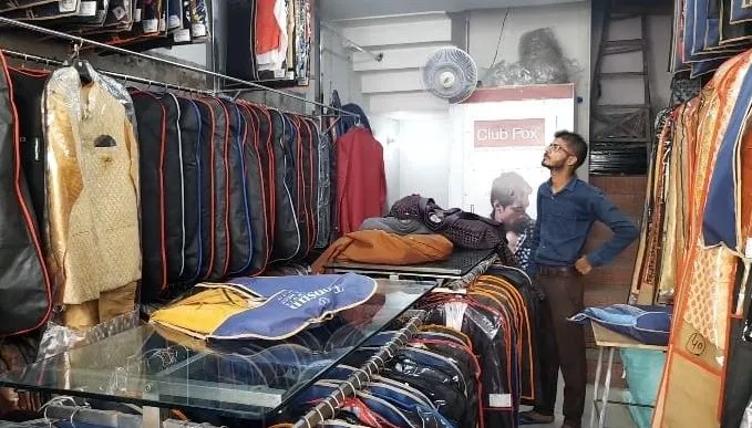 मुरादाबाद: गारमेंट्स की दुकानों में हुई चोरी, छत काट कर चोर ले गए लाखों का कपड़ा