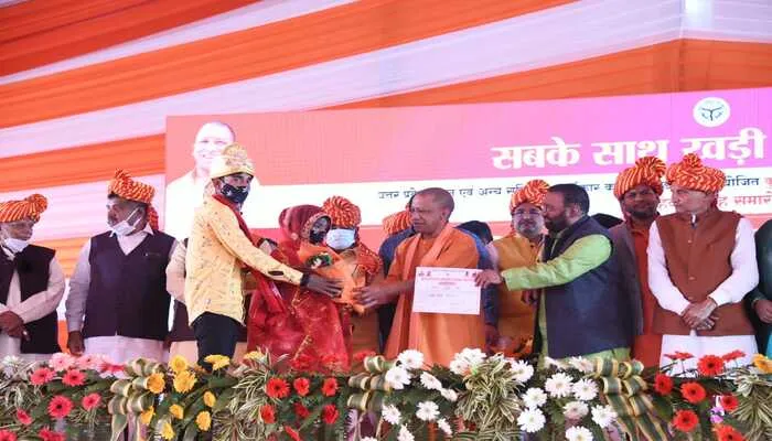 कुशीनगर में मंडल स्तरीय सामूहिक विवाह समारोह में शामिल हुए सीएम योगी