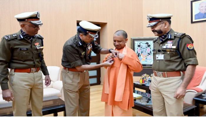 यूपी पुलिस ने मनाया झंडा दिवस, मुख्यमंत्री योगी को डीजीपी ने लगाया झंडा