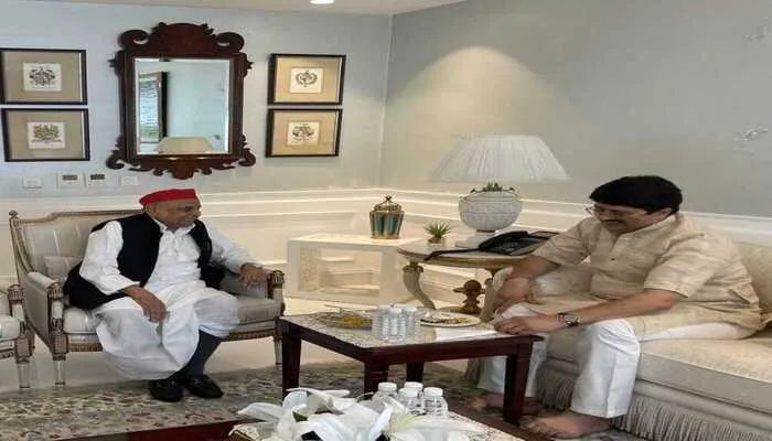 लखनऊ: मुलायम सिंह यादव से मिले रघुराज प्रताप सिंह ‘राजा भैया’