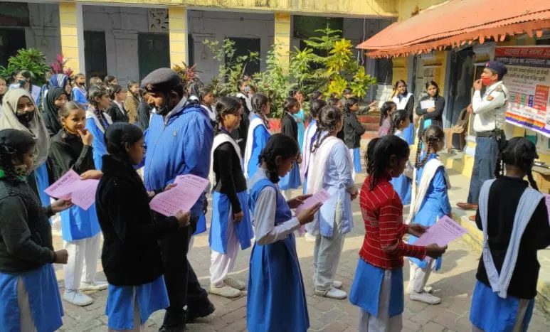 रामपुर: यातायात माह के समापन पर छात्राओं को किया जागरूक, वाहन चालकों को बताए नियम