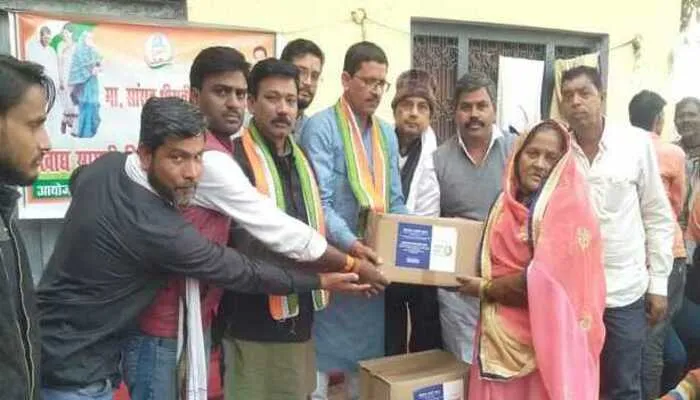 रायबरेली: कांग्रेसियों ने राशन किटों का गरीबों में किया वितरण