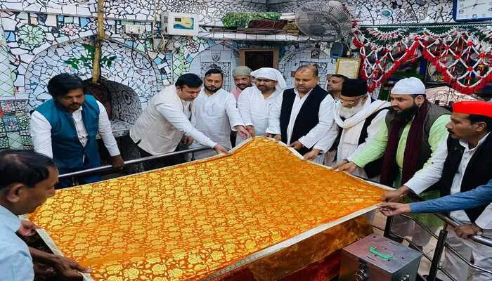 बाराबंकी: सपा अल्पसंख्यक सभा के राष्ट्रीय अध्यक्ष ने चढ़ाई चादर