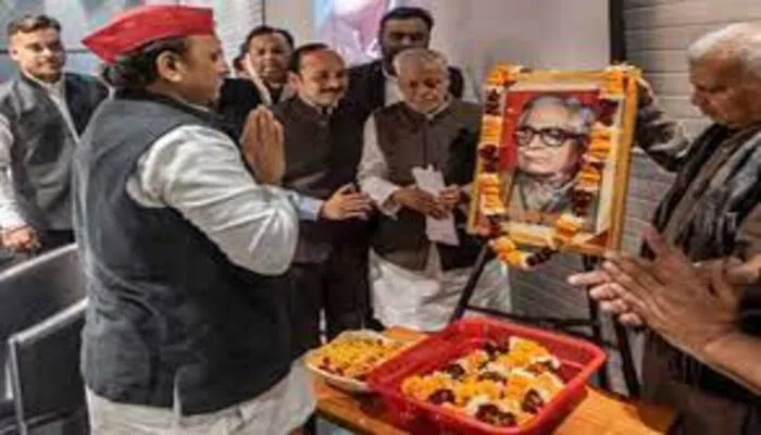 अखिलेश यादव ने दी पार्टी के पूर्व प्रदेश अध्यक्ष रामशरण दास की पुण्यतिथि पर श्रद्धांजलि