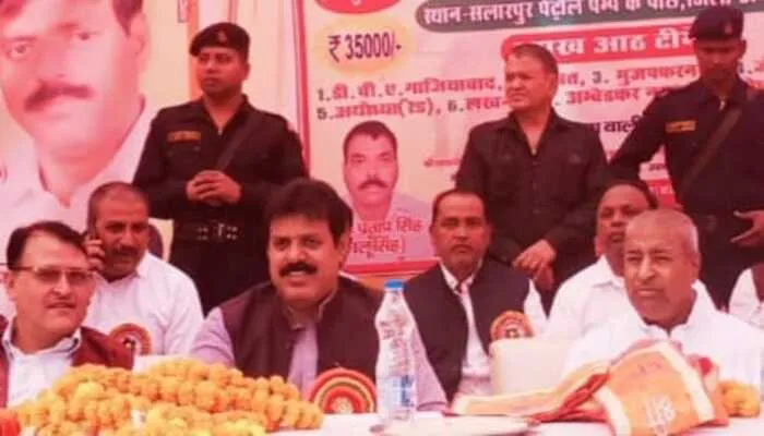अयोध्या: वॉलीबॉल प्रतियोगिता का हुआ शुभारंभ, एक ही मंच पर बैठे दिखे विनय कटियार और बबलू सिंह