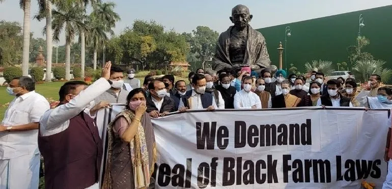 किसानों के मुद्दों पर कांग्रेस सांसदों ने सोनिया के नेतृत्व में संसद परिसर में किया प्रदर्शन