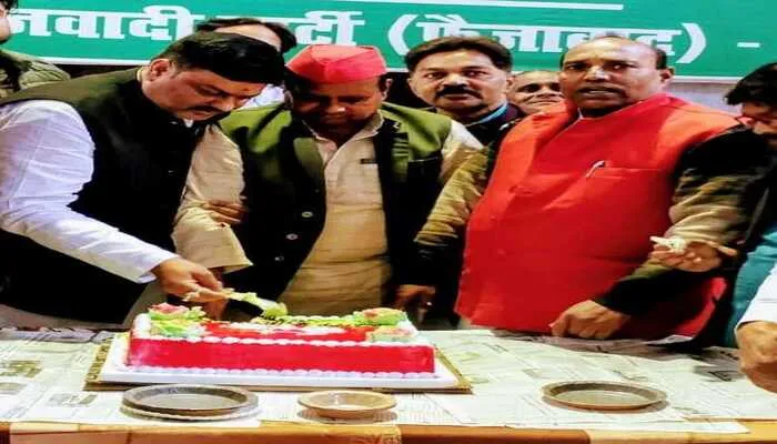 अयोध्या: मुलायम यादव के जन्मदिन पर पूर्व मंत्री तेज नारायण पांडे पवन ने गरीबों को बांटी मिठाइयां