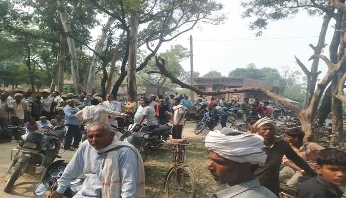 रायबरेली: सहकारी केंद्रों पर डीएपी का संकट, किसान परेशान