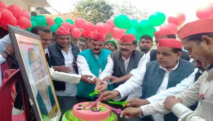 सपा कार्यालय पर मनाया गया धरतीपुत्र मुलायम सिंह यादव का जन्मदिन