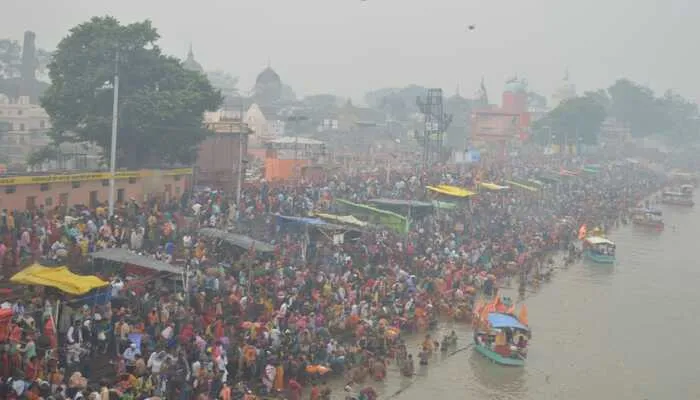 अयोध्या: कार्तिक पूर्णिमा पर लाखों श्रद्धालुओं ने सरयू में लगाई डुबकी