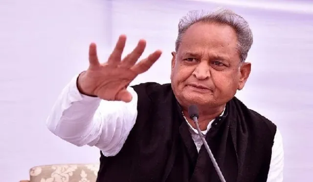 सीएम गहलोत ने केंद्र सरकार पर साधा निशाना, कहा- आजादी के अमृत महोत्सव को महंगे पेट्रोल, डीजल के लिए याद रखा जाएगा