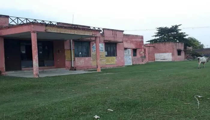सीतापुर: पीएचसी से नदारद रहते हैं चिकित्सक, परिसर बना चारागाह