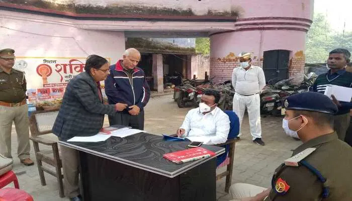 अयोध्या: थाना समाधान दिवस पर जिलाधिकारी ने सुनी जनसमस्याएं, अधिकारियों को दी हिदायत
