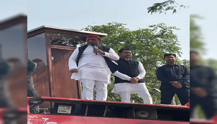 हरदोई: क्रांति रथ पर अखिलेश यादव के साथ सवार हुए सुभाष पाल