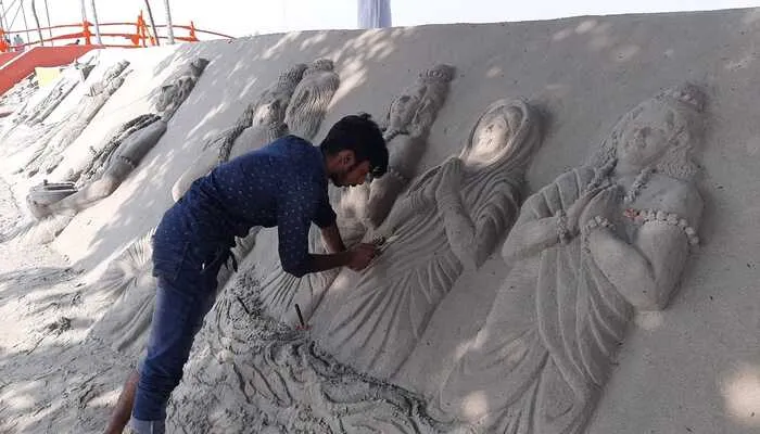 अयोध्या: बीएचयू के सैंड आर्टिस्टों ने राम कथा पार्क के बाहर रेत पर बनाया राम मंदिर