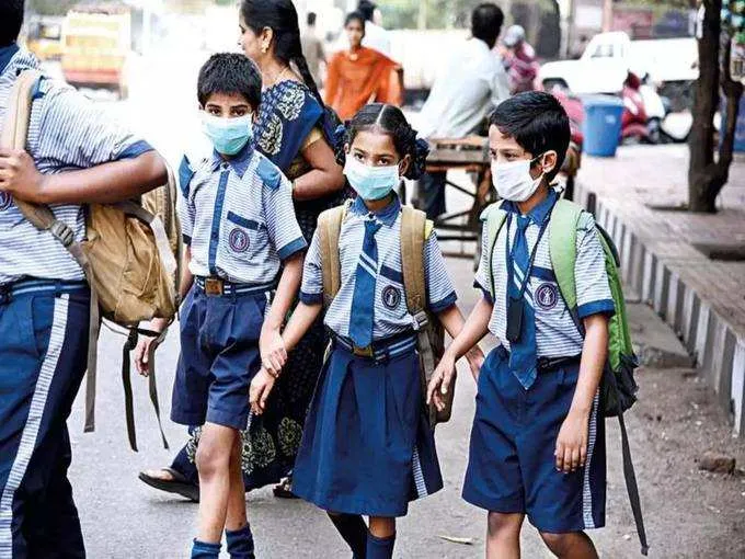 Gujarat School Reopen: पहली से पांचवी तक के विद्यार्थियों के लिए कल से शुरू होंगी ऑफलाइन कक्षाएं