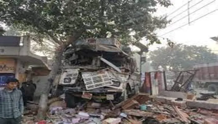 जौनपुर: पुलिस चौकी में घुसी तेज रफ्तार ट्रक, एक की मौत