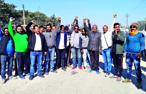 हल्द्वानी: बरेली रोड पर वाहन स्वामियों से किया सांकेतिक जाम, अब मुख्यमंत्री से मिलने देहरादून जाएंगे