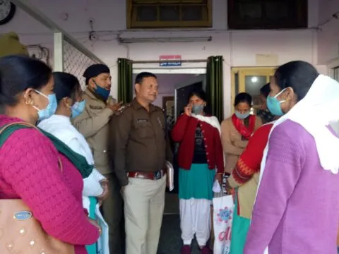 रामनगर: शराब के विरोध में छोई की महिलाओं ने एसएसआई को घेरा, सुनाई खरी-खरी