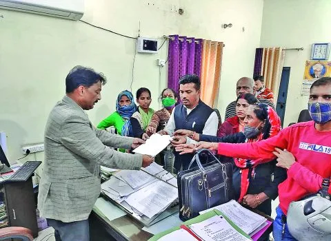हल्द्वानी: राजपुरा क्षेत्र में 15 दिन से पानी के लिए हाहाकार, परेशान लोगों ने अधिशासी अभियंता को घेरा